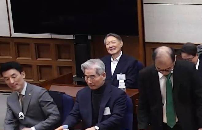 2월19일 서울중앙지방법원에서 열린 12·3 비상계엄 관련 내란 우두머리 혐의 1심 선고공판에 출석한 윤석열씨. ⓒ서울중앙지방법원