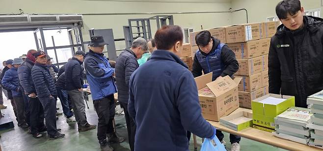 천안시농업기술센터가 과수화상병 예방 공동방제용 약제를 무상배부하고 있는 모습 ⓒ천안시 제공