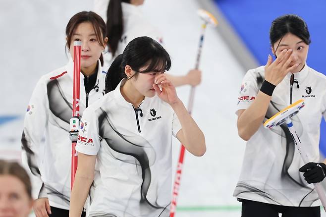 ▲ 이탈리아 코르티나담페초 컬링 올림픽 스타디움에서 열린 2026 밀라노ㆍ코르티나담페초 동계올림픽 컬링 여자 라운드로빈 한국과 캐나다의 경기에서 7-10으로 패하며 준결승 진출에 실패한 한국 설예은과 김민지가 눈시울을 붉히고 있다. ⓒ연합뉴스