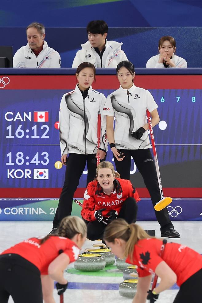 ▲ 이탈리아 코르티나담페초 컬링 올림픽 스타디움에서 열린 2026 밀라노ㆍ코르티나담페초 동계올림픽 컬링 여자 라운드로빈 한국과 캐나다의 경기에서 김은지와 김민지가 캐나다의 샷을 지켜보고 있다.&nbsp;ⓒ연합뉴스