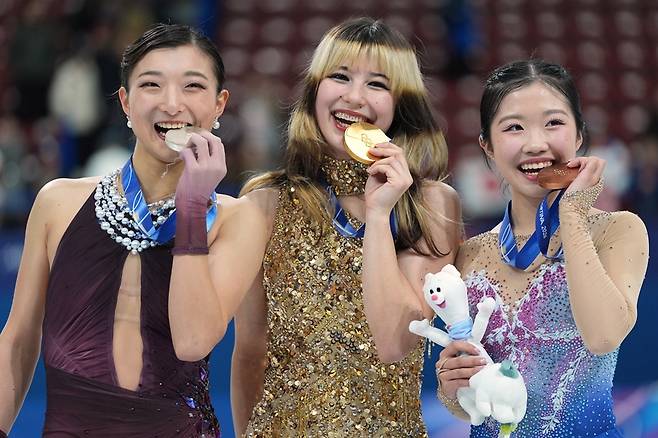 ▲ Kaori Sakamoto of Japan, gold medalist Alysa Liu of the United States, and bronze medalist Ami Nakai. ⓒ 연합뉴스/AP통신