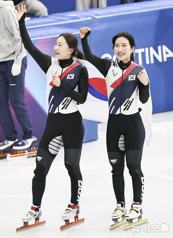 쇼트트랙 최민정(왼쪽)과 김길리가 18일(현지 시간) 이탈리아 밀라노 아이스스케이팅 아레나에서 열린 2026 밀라노·코르티나 담페초 동계올림픽 여자 쇼트트랙 3000m 계주 결승에서 금메달을 차지하자 기쁨을 나누고 있다. /사진=뉴시스