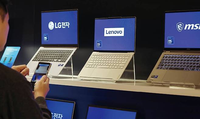메모리 반도체 가격이 폭등하면서 노트북 가격도 덩달아 오르고 있다.[사진 | 뉴시스]