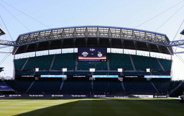 전북현대, K리그 최초 LED 리본 보드 도입…경기장 전광판 혁신에 나섰다.(사진제공=전북현대)