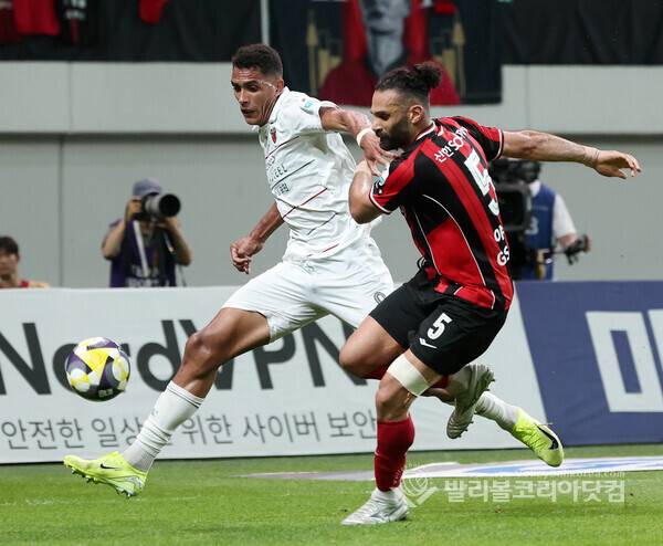 K리그, FC서울 야잔과 포항스틸러스 오베르단의 볼 다툼.