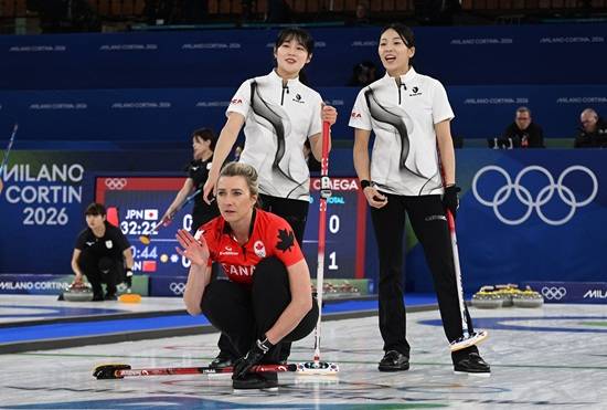 스킵 김은지, 서드 김민지, 세컨드 김수지, 리드 설예은, 핍스 설예지로 구성된 한국 컬링대표팀은 18일 이탈리아 코르티나의 코르티나 컬링 스타디움에서 열린 캐나다의 2026 밀라노·코르티나담페초 동계올림픽 여자 컬링 라운드로빈 최종전에서 7-10으로 아쉽게 패했다. 한국은 첫 경기에서 미국(4-8 패)에 패하고 이탈리아(7-2 승), 영국(9-3 승)을 상대로 2승을 거둔 한국은 덴마크(3-6 패)에게 다시 무너졌으나 일본(7-5 승), 중국(10-9 승)을 꺾고 4승을 만들었다. 이어 스위스에 5-7로 패했으나 1위를 달리던 스웨덴을 8-3으로 무찌르며 5승3패를 만들었다. 캐나다와 최종전서 이겼다면 4강에 진출할 수 있었지만 경기 내내 완벽한 투구를 보여준 캐나다를 넘지 못하고 아쉽게 짐을 쌌다. 연합뉴스
