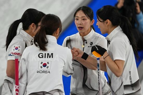 스킵 김은지, 서드 김민지, 세컨드 김수지, 리드 설예은, 핍스 설예지로 구성된 한국 컬링대표팀은 18일 이탈리아 코르티나의 코르티나 컬링 스타디움에서 열린 캐나다의 2026 밀라노·코르티나담페초 동계올림픽 여자 컬링 라운드로빈 최종전에서 7-10으로 아쉽게 패했다. 한국은 첫 경기에서 미국(4-8 패)에 패하고 이탈리아(7-2 승), 영국(9-3 승)을 상대로 2승을 거둔 한국은 덴마크(3-6 패)에게 다시 무너졌으나 일본(7-5 승), 중국(10-9 승)을 꺾고 4승을 만들었다. 이어 스위스에 5-7로 패했으나 1위를 달리던 스웨덴을 8-3으로 무찌르며 5승3패를 만들었다. 캐나다와 최종전서 이겼다면 4강에 진출할 수 있었지만 경기 내내 완벽한 투구를 보여준 캐나다를 넘지 못하고 아쉽게 짐을 쌌다. 연합뉴스