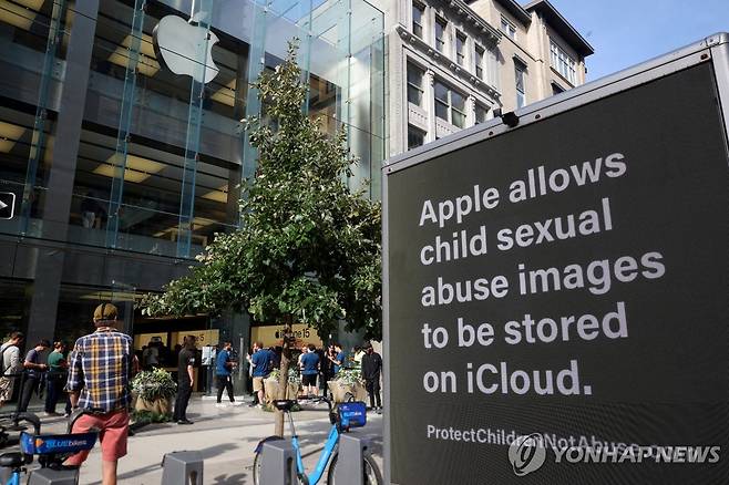 "애플, 아이클라우드서 '아동 성 착취물' 방치" 아동보호단체 '히트 이니셔티브'가 애플의 아동 성 착취물 방치를 비판하는 트럭을 지난 2023년 9월 22일(현지시간) 신형 아이폰 구매를 위해 사람들이 줄을 서 있는 미국 매사추세츠주 보스턴의 애플스토어 앞에 주차해두고 있다. [로이터=연합뉴스 자료사진. 재판매 및 DB 금지]