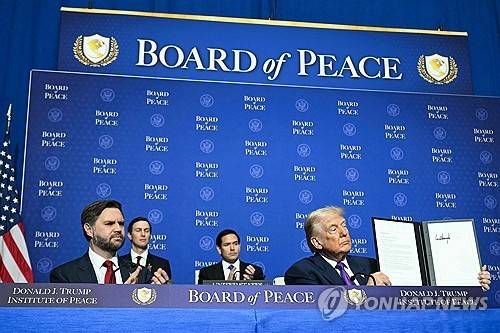 평화위원회 재정건정성 결의안 서명한 트럼프 [워싱턴 AFP=연합뉴스. 재판매 및 DB 금지]