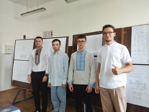 키이우 공과대 석사 과정 중인 드미트로 코지 (로마=연합뉴스) 드미트로 코지(23·남·맨 오른쪽)는 전쟁 중인 2024년 키이우 공과대에서 자동화·컴퓨터 통합 기술·로보틱스 석사 과정을 시작했다. 그는 러시아 공격으로 시민들이 다치거나 죽었다는 소식을 들을 때마다 그는 학업에 집중하기가 어렵다고 토로했다. 2026.2.19 [드미트로 코지 제공. 재판매 및 DB 금지]