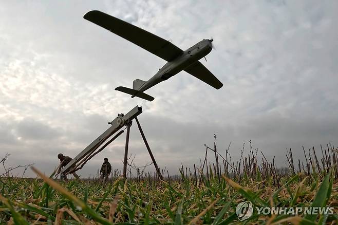 드론 조정하는 러시아군 [AP 연합뉴스 자료사진. 재배포 및 DB 금지]