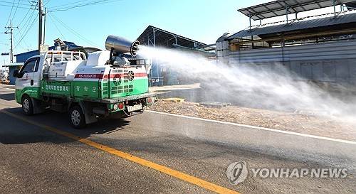 구제역 방역 소독 [연합뉴스 자료 사진]