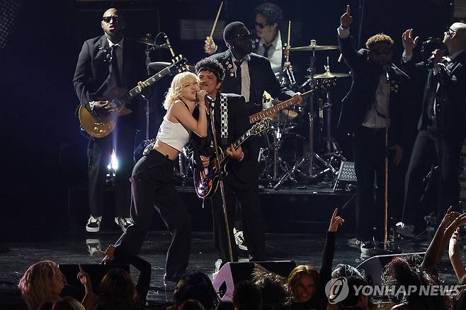 그래미 어워즈에서 공연하는 로제(왼쪽) [EPA=연합뉴스]