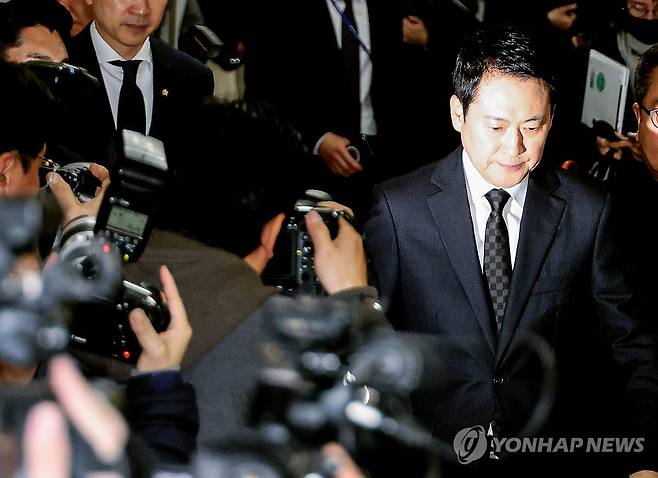 입장하는 장동혁 대표 (서울=연합뉴스) 배재만 기자 = 국민의힘 장동혁 대표가 20일 국회에서 윤석열 전 대통령에 대한 1심 무기징역 선고 관련, 입장을 밝히기 위해 입장하고 있다. 2026.2.20 scoop@yna.co.kr