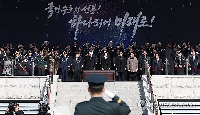 거수경례하는 이재명 대통령 (계룡=연합뉴스) 김도훈 기자 = 이재명 대통령이 20일 충남 계룡대 대연병장에서 열린 육·해·공군 사관학교 통합임관식에서 거수경례를 하고 있다. 2026.2.20 superdoo82@yna.co.kr