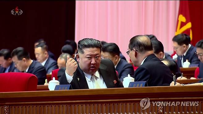 박태성 내각총리와 대화하는 김정은 (서울=연합뉴스) 지난 19일 평양 4.25문화회관에서 개막한 노동당 제9차대회 주석단에 착석한 김정은 국무위원장이 박태성 내각총리와 대화하고 있다. [조선중앙TV 화면] 2026.2.20 
    [국내에서만 사용가능. 재배포 금지. For Use Only in the Republic of Korea. No Redistribution] nkphoto@yna.co.kr