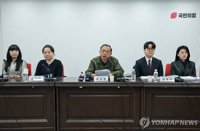 국민의힘 제9회 전국동시지방선거 중앙당 공관위 제1차 회의 (서울=연합뉴스) 신현우 기자 = 국민의힘 이정현 공천관리위원장이 20일 서울 여의도 국민의힘 중앙당사에서 열린 제9회 전국동시지방선거 중앙당 공관위 제1차 회의에서 발언하고 있다. 2026.2.20 nowwego@yna.co.kr