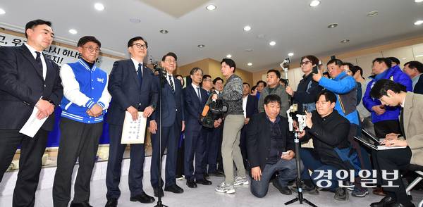 20일 오후 인천시 남동구 더불어민주당 인천시당에서 송영길 전 더불어민주당 대표, 윤관석 전 국회의원 입당식이 진행되고 있다. 2026.2.20 /조재현기자 jhc@kyeongin.com