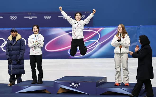 쇼트트랙 김길리가 20일(현지 시간) 이탈리아 밀라노 아이스스케이팅 아레나에서 열린 2026 밀라노·코르티나 담페초 동계올림픽 쇼트트랙 여자 1500m 시상식에서 시상대에 오른 뒤 점프를 뛰고 있다. /뉴시스