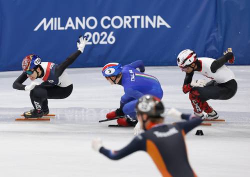 ◇20일(현지시간) 이탈리아 밀라노 아이스스케이팅 아레나에서 열린 2026 밀라노·코르티나담페초 동계올림픽 쇼트트랙 남자 5,000m 계주 결승. 한국 마지막 주자인 황대헌이 2위로 피니시라인을 통과하고 있다. 연합뉴스