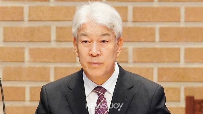 2025년 예장고신 총회에서 부총회장에 당선된 김문훈 목사가 단상 위에 앉아 있다. 뉴스앤조이 안디도