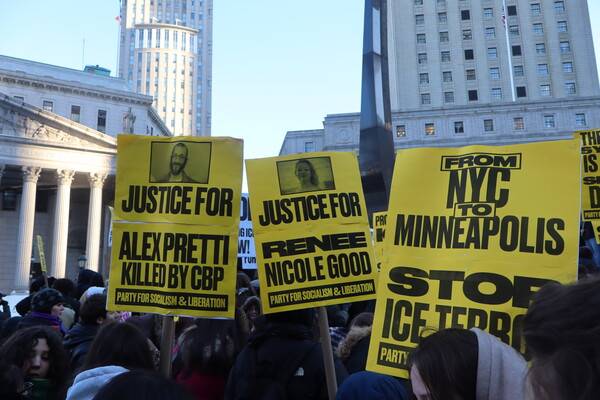 트럼프 정부의 폭력적인 공권력은 미국의 정체성과 가치를 지키려는 사람들을 분노케 하고 있다. 총격으로 무고한 민간인을 살해한 ICE와 USBP에 대한 항의 시위 장면. (이길주 뉴욕 통신원 촬영)&nbsp; &nbsp;