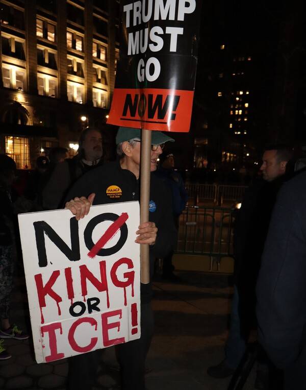 트럼프는 미국의 국가적 정체성의 중심이 되는, 왕 없이도 사는 자치 사회의 가치를 깨고 있다. 이를 거부하는 한 시민의 저항 모습. (이길주 뉴욕 통신원 촬영)