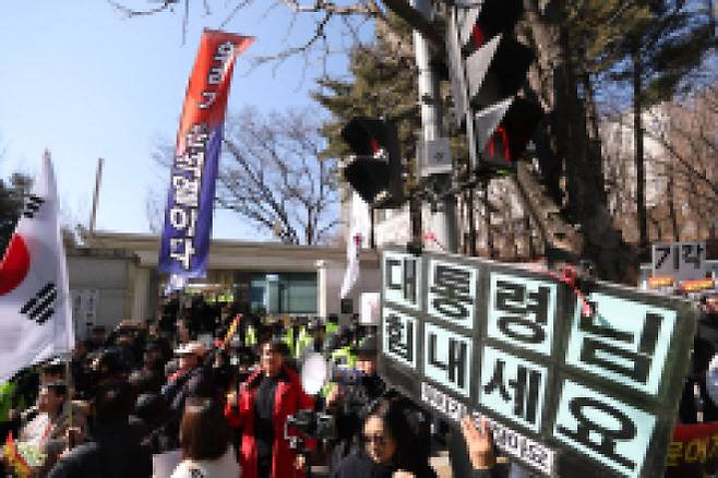 내란 우두머리 혐의로 기소된 윤석열 전 대통령의 1심 선고가 열리는 지난 19일 서울 서초구 서울중앙지방법원 입구의 모습이다. (사진=이영훈 기자)