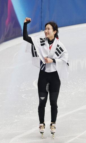 '뉴에이스' 김길리가 여자 1500m 금메달을 획득한 뒤 태극기를 몸에 두른 채 기뻐하고 있다. 사진=연합뉴스