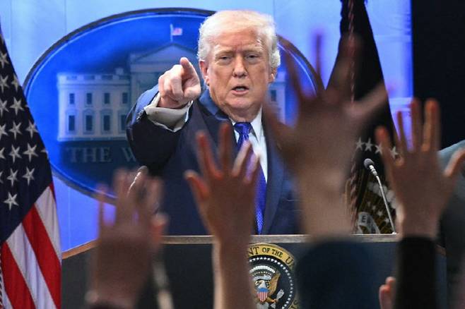 도널드 트럼프 미국 대통령이 20일(현지시각) 미국 워싱턴 D.C. 백악관에서 상호관세 조치 위법무효 판결에 대한 기자회견에서 질문할 기자를 지목하고 있다. (사진=연합뉴스)