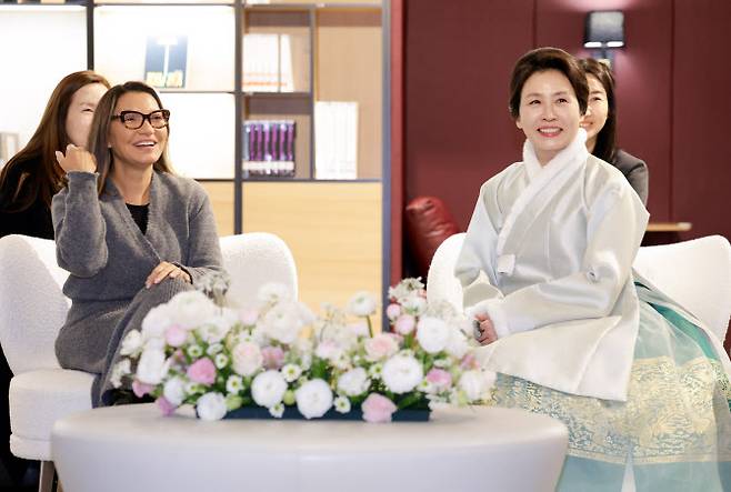 김혜경 여사와 루이스 이나시우 룰라 다시우바 브라질 대통령 부인 호잔젤라 다시우바 여사가 21일 경기 파주 국립민속박물관에서 열린 친교 행사에서 차담을 하고 있다.(사진=연합뉴스)