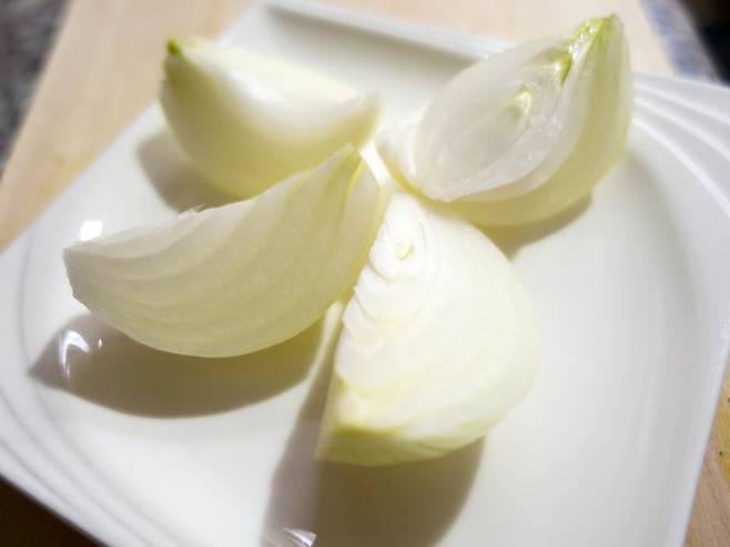 양파는 혈압을 자연스럽게 낮추는 데 도움이 되는 식품 중 하나로 꼽힌다. 사진=게티이미지뱅크