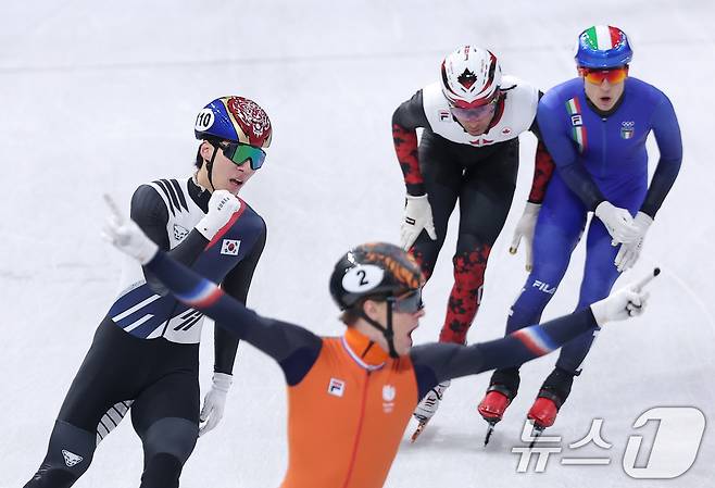 쇼트트랙 황대헌이 20일(현지시간) 이탈리아 밀라노 아이스 스케이팅 아레나에서 열린 2026 밀라노·코르티나담페초 동계올림픽 쇼트트랙 남자 5000m 계주 결승에서 2위로 피니시 라인을 통과하며 은메달을 확보한 후 주먹을 불끈쥐고 있다. 2026.2.21 ⓒ 뉴스1 김성진 기자