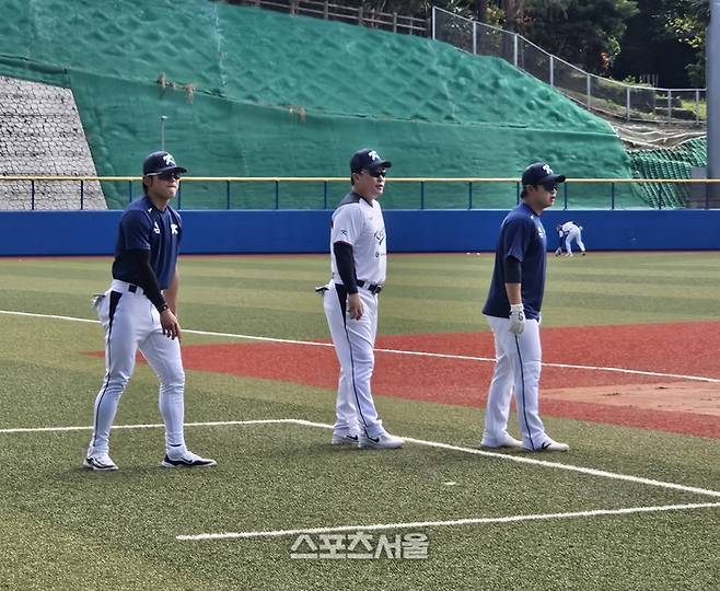 2026 WBC 대표팀 김도영(왼쪽)과 문현빈(오른쪽)이 16일 일본 오키나와 가데나 구장에서 주루 훈련을 하고 있다. 오키나와 | 김동영 기자 raining99@sportsseoul.com