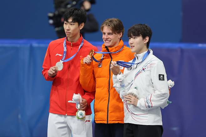 임종언, 메달리스트들과 함께     (밀라노=연합뉴스) 서대연 기자 = 12일(현지시간) 이탈리아 밀라노 아이스스케이팅 아레나에서 열린 2026 밀라노ㆍ코르티나담페초 동계올림픽 쇼트트랙 남자 1,000m 시상식에서 동메달을 획득한 한국 임종언(오른쪽)이 금메달을 딴 네덜란드 옌스 판트 바우트(가운데), 중국 쑨룽과 함께 기념사진을 찍고 있다. 2026.2.13     dwise@yna.co.kr  (끝)   <저작권자(c) 연합뉴스, 무단 전재-재배포, AI 학습 및 활용 금지>