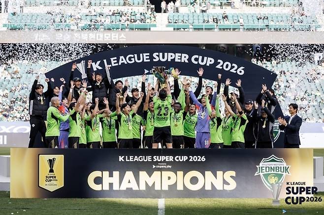 우승 트로피를 들어올리는 전북 선수들. 제공 | 한국프로축구연맹