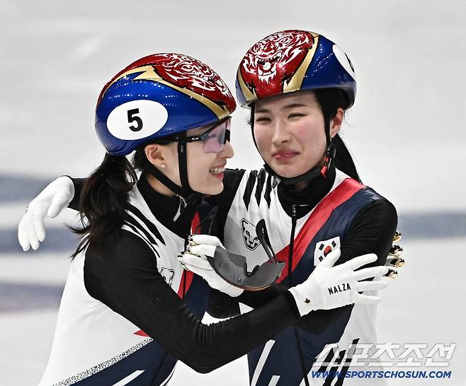 21일(한국시간) 이탈리아 밀라노 스피드스케이팅 아레나에서 열린 밀라노동계올림픽 쇼트트랙 여자 1500m 결승전. 금메달 김길리, 은메달 최민정. 결승선 통과 후 김길리 축하해주는 최민정. 밀라노(이탈리아)=송정헌 기자songs@sportschosun.com/2026.02.21/