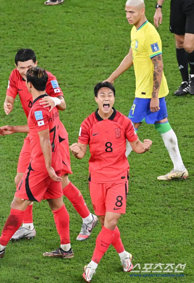 6일 오전(한국시각) 카타르 도하 스타디움974에서 대한민국과 브라질의 16강 경기가 열렸다. 후반 백승호가 골을 성공시키고 동료들과 함께 기뻐하고 있다. 도하(카타르)=송정헌 기자songs@sportschosun.com/2022.12.06/