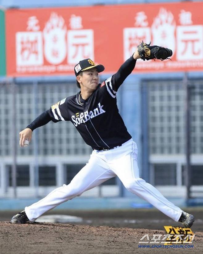 소프트뱅크 고졸 3년차 육성투수 후지와라. 20일 열린 청백전에 등판해 시속 155km 빠른공으로 주축 타자를 압도했다. 사진캡처=소프트뱅크 호크스 SNS