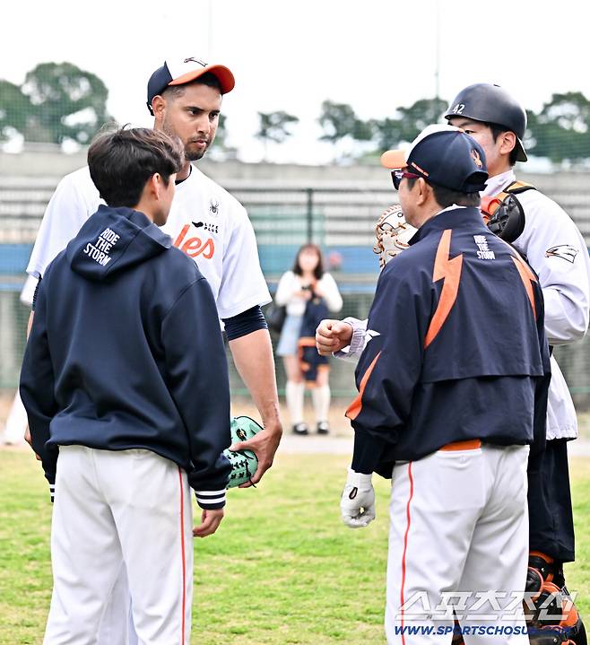 에르난데스를 살뜰히 챙기는 투수조 아버지 양상문 코치.