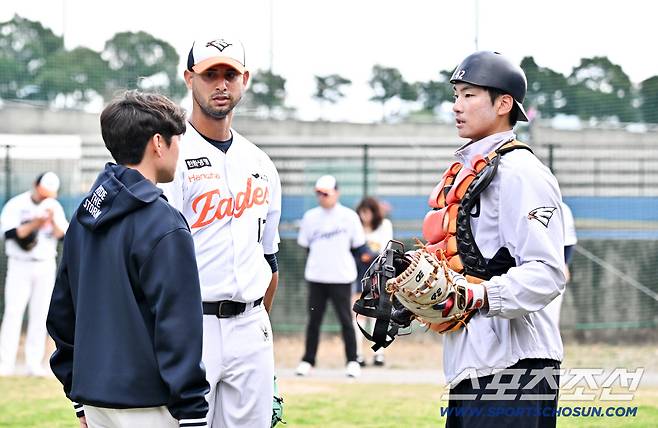 피칭 직후 통역을 대동해 포수 박상언과 대화 나누는 에르난데스.