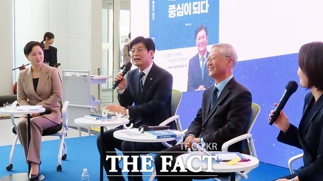 이춘희 예비후보(왼쪽 2번째)가 출팜기념회를 갖고 조민경 아나운서의 사회로 김준식 작가(왼쪽 3번째)와 시민 권현정 씨(첫번째)와 함께 토크쇼를 하고 있다. /김형중 기자