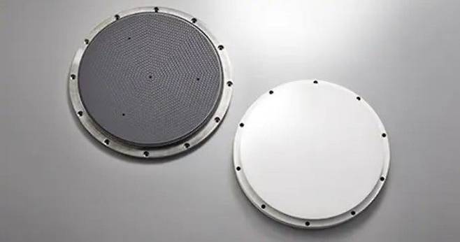 토토가 생산하는 정전척. 정전기력으로 반도체 웨이퍼를 표면에 착 달라붙게 고정한다. 토토