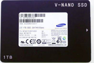 최신 낸드플래시는 메모리셀을 수직으로 쌓아 만든다. 사진은 삼성전자의 2세대 3차원(3D) 낸드플래시를 집적한 PC용 솔리드스테이트드라이브(SSD). 삼성전자