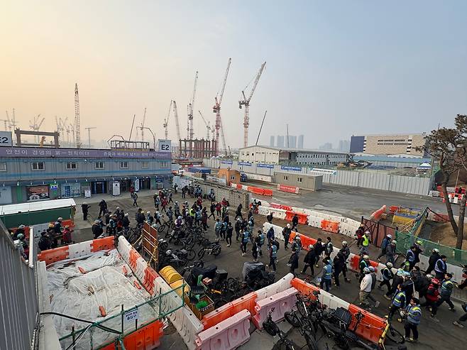 지난 13일 오후 반도체 공장 퇴근길 모습./김수아 기자