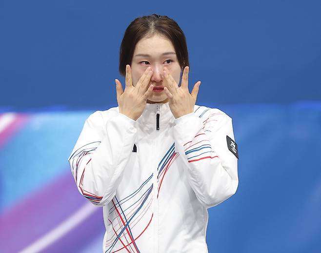 20일(현지시간) 이탈리아 밀라노 아이스스케이팅 아레나에서 열린 2026 밀라노ㆍ코르티나담페초 동계올림픽 쇼트트랙 여자 1,500m 시상식에서 은메달을 획득한 최민정이 시상대에 올라 눈물을 흘리고 있다. /연합뉴스