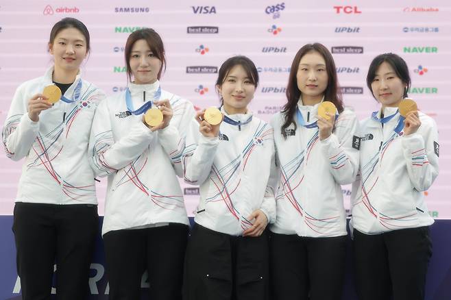 21일 오전(현지시간) 이탈리아 밀라노 코리아하우스에서 여자 쇼트 대표팀 기자회견이 열리면서 (왼쪽부터) 심석희, 노도희, 김길리, 최민정, 이소연이 메달을 들어보이고 있다. 밀라노=장련성 기자