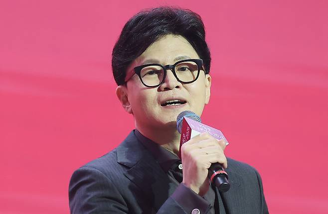 국민의힘 한동훈 전 대표가 8일 서울 송파구 잠실실내체육관에서 열린 토크콘서트에서 발언하고 있다. 연합뉴스