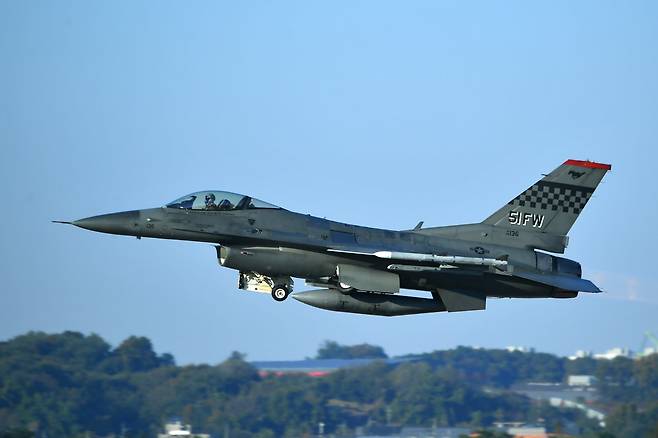 주한미군 F-16 전투기가 오산기지에서 이륙하고 있다. (합동참모본부 제공) 2025.11.3 ⓒ 뉴스1