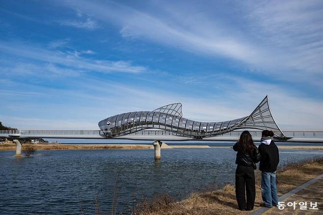 울진 남대천 하구를 가로지르는 은어다리.